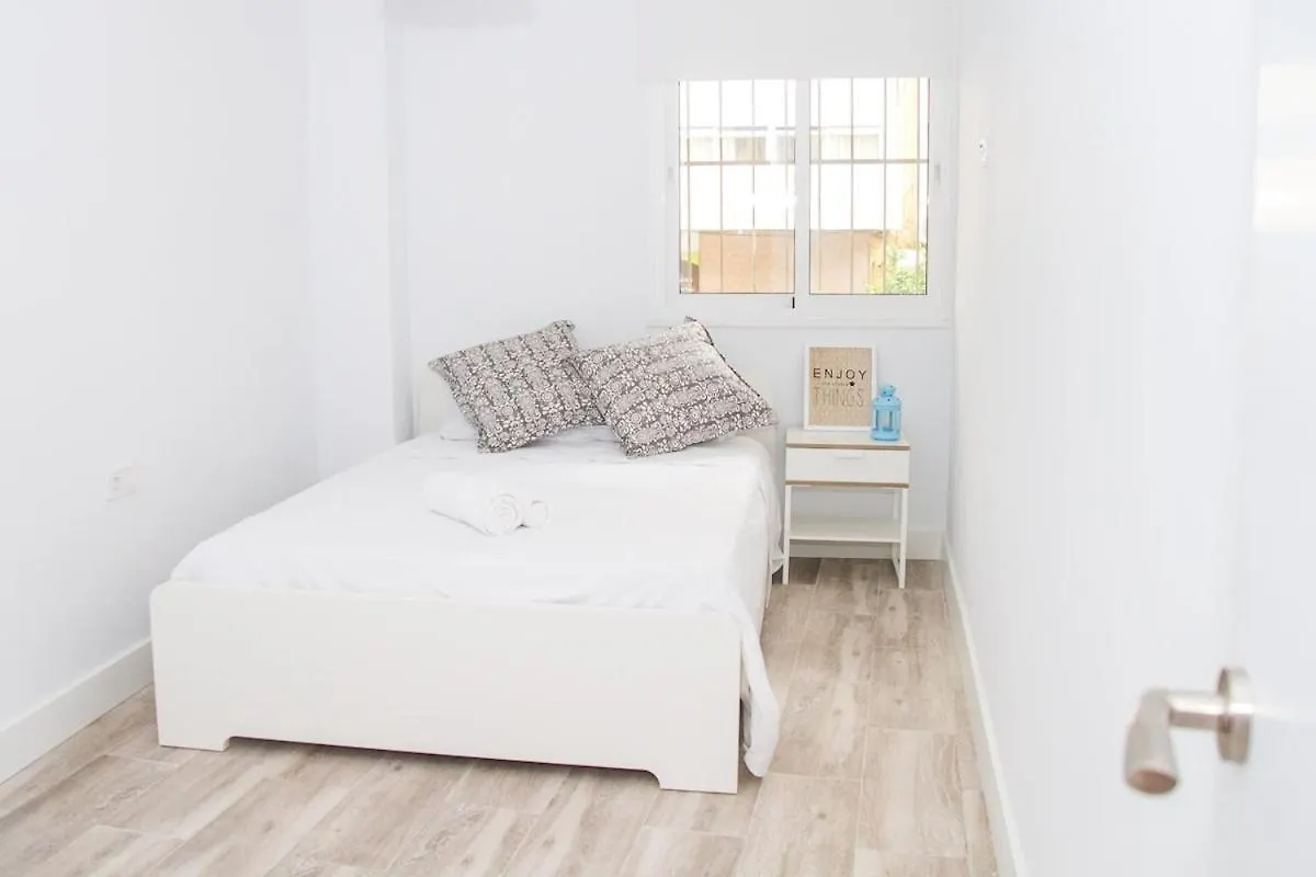 C16 - Modern & Comfortable 4 Beds Apartment Малага 0*,  Испания